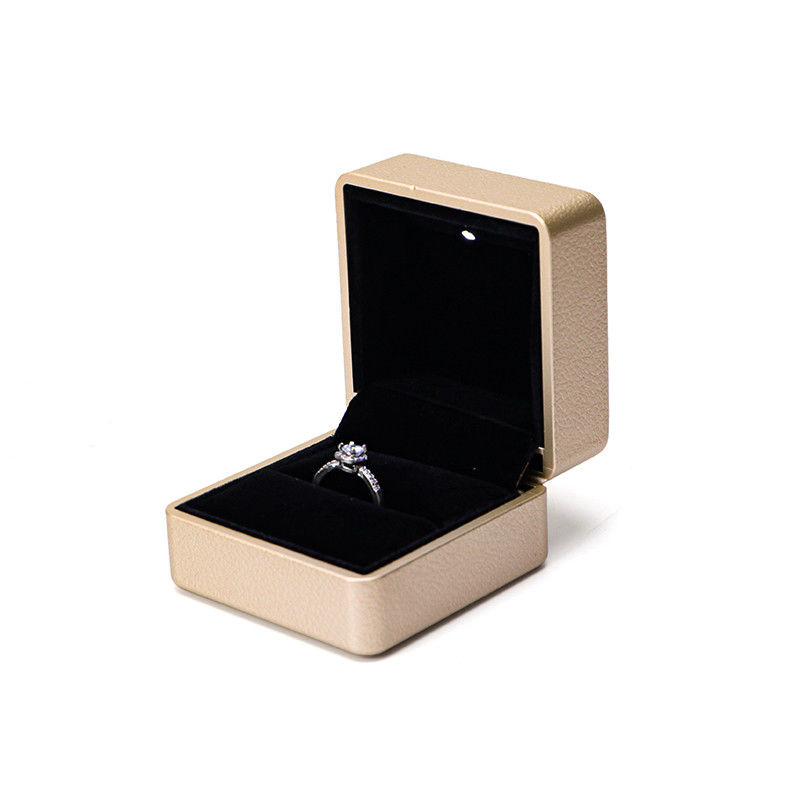 Jewelry Package Hanhong Gold Leather LED Ring Box with Silk Screen Print and Light