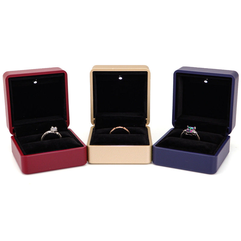 Hanhong Custom Ring Box with Light 6.5*6.5*4.5cm Size Black Leather and Velvet Material