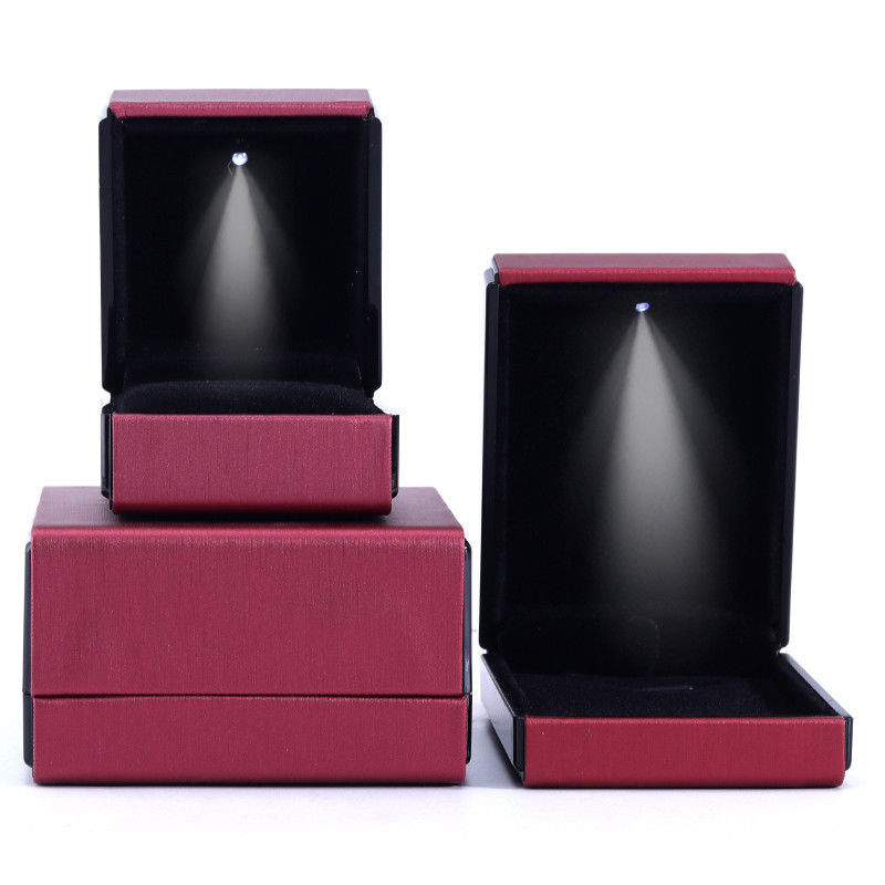 Hanhong Custom Logo LED Light Jewelry Box for Bracelets Necklaces and Rings in Leather