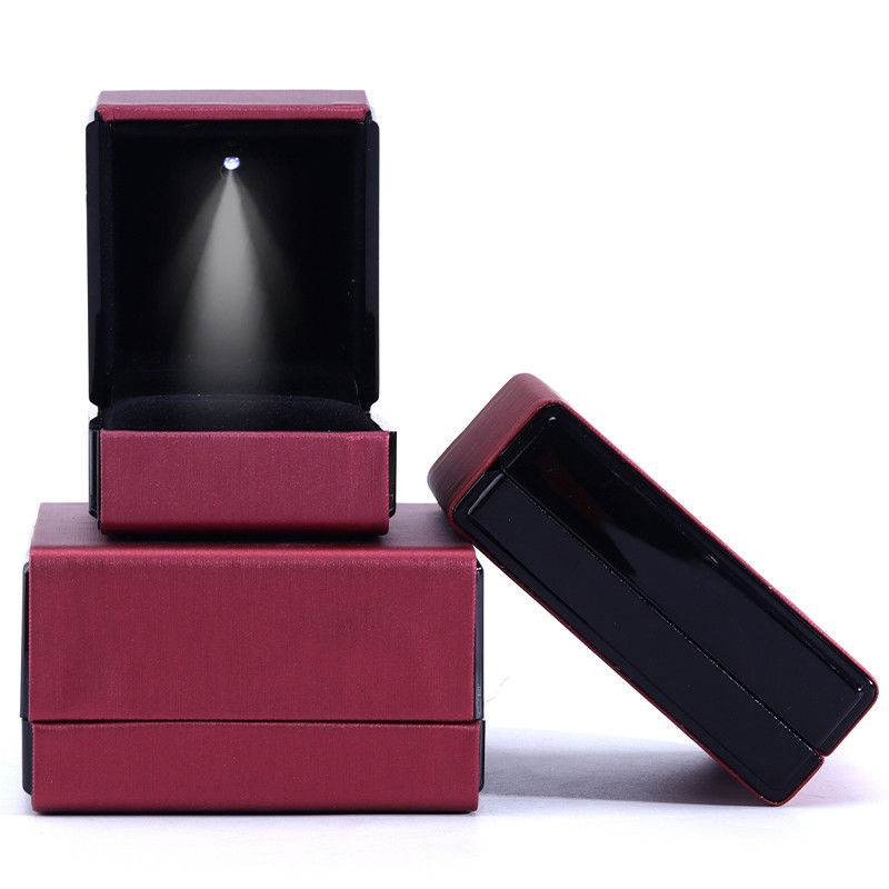 Hanhong Custom Logo LED Light Jewelry Box for Bracelets Necklaces and Rings in Leather