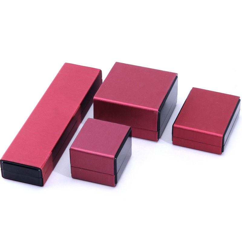 Hanhong Custom Logo LED Light Jewelry Box for Bracelets Necklaces and Rings in Leather