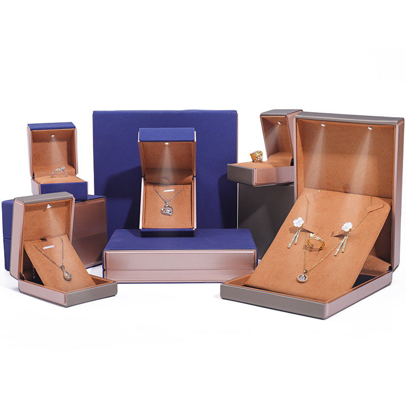 OEM Logo Eye Catching Velvet Jewelry Packaging Set with LED Light Soft Touch Lining