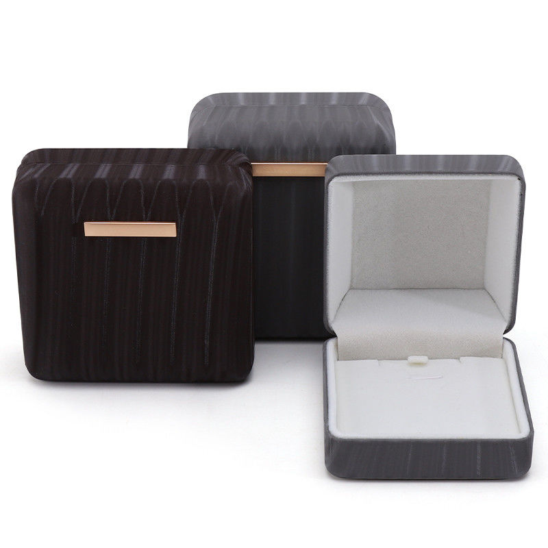 High-End Ray Grain Faux Leather Jewelry Packaging Box with Golden Bar Ornament