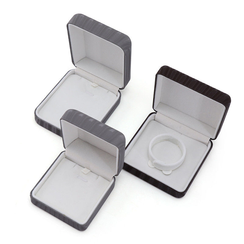 High-End Ray Grain Faux Leather Jewelry Packaging Box with Golden Bar Ornament